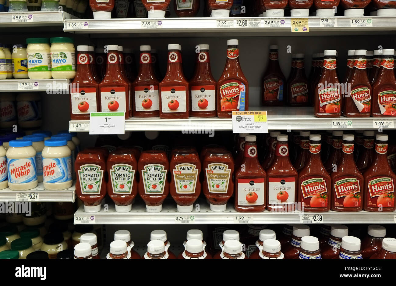 Ben rifornita di scaffali di tomato ketchup in un supermercato in Florida, Aprile 2016 Foto Stock