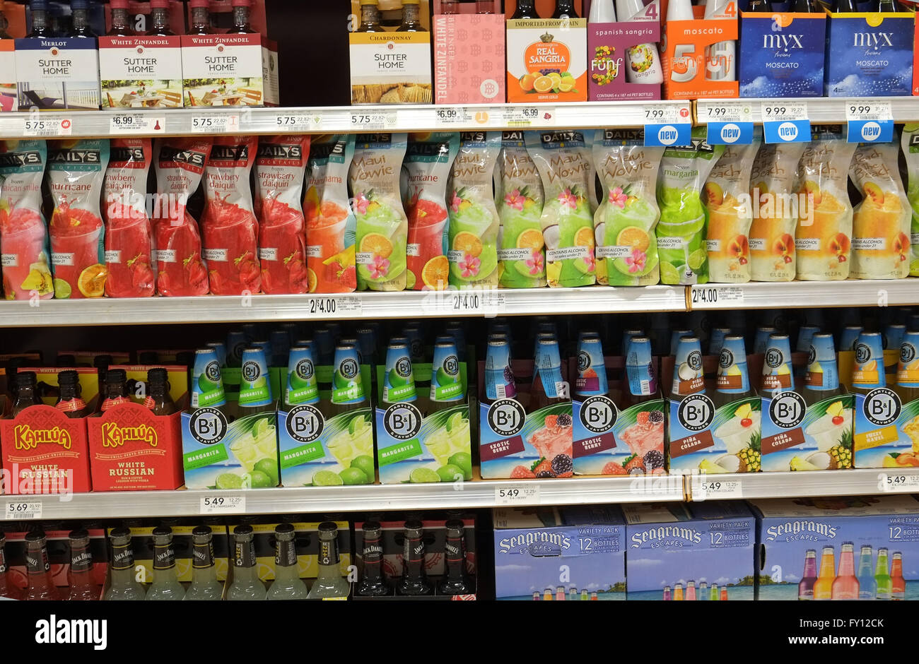 Ben rifornita di scaffali di bevande in un supermercato in Florida, il 20 aprile 2016 Foto Stock
