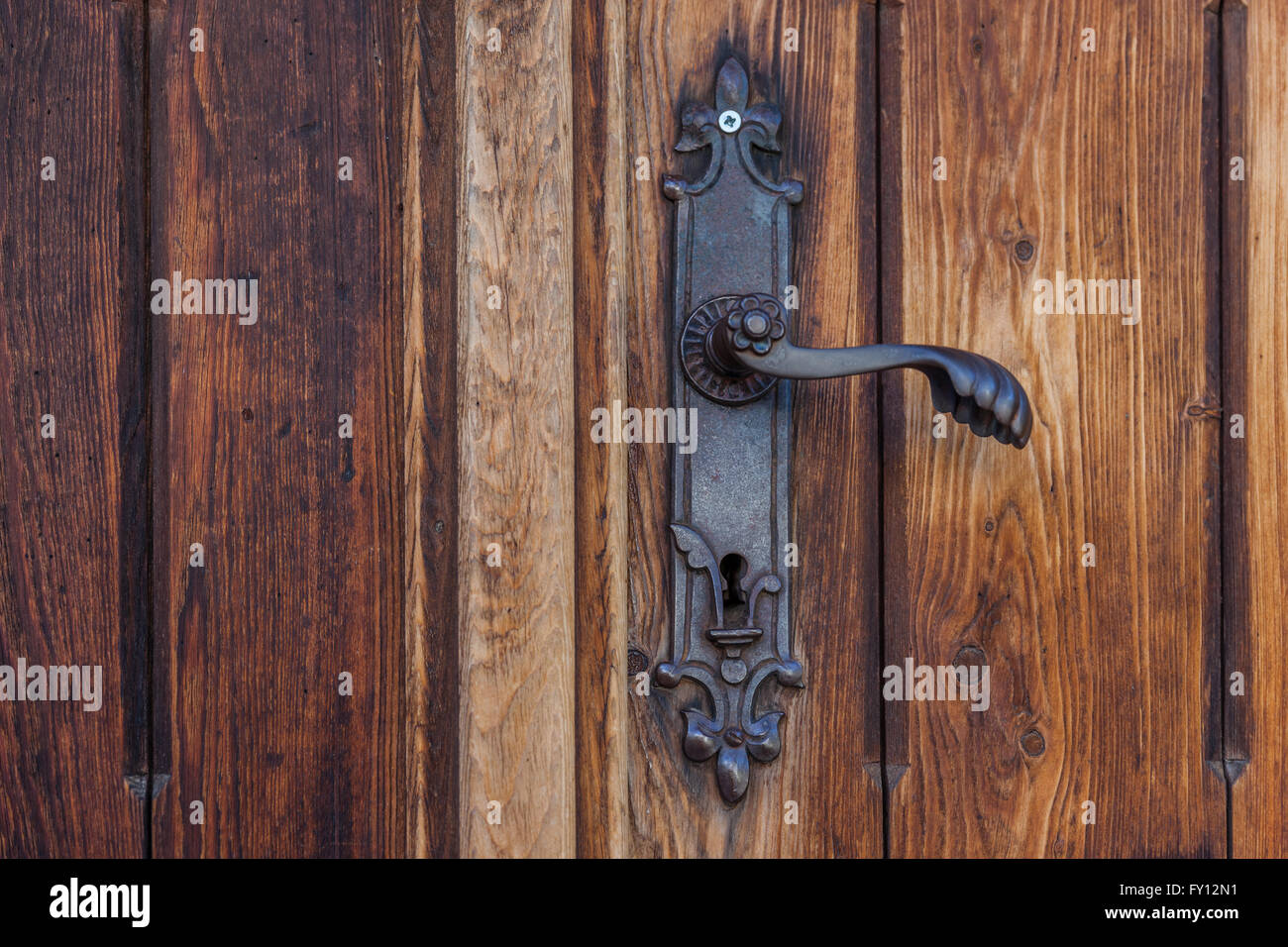 Vecchia porta di legno di una chiesa del paese nel Campo Tures Alto Adige - Italia Foto Stock