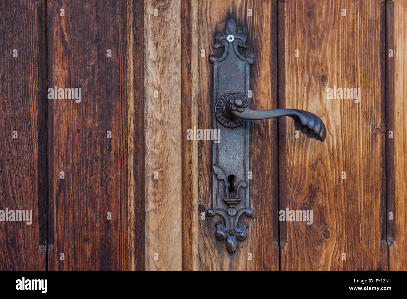 Vecchia porta di legno di una chiesa del paese nel Campo Tures Alto Adige - Italia Foto Stock