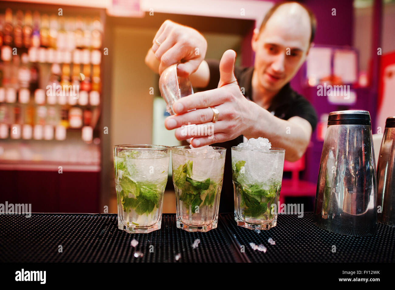 Barista preparare cocktail mojito drink al bar Foto Stock