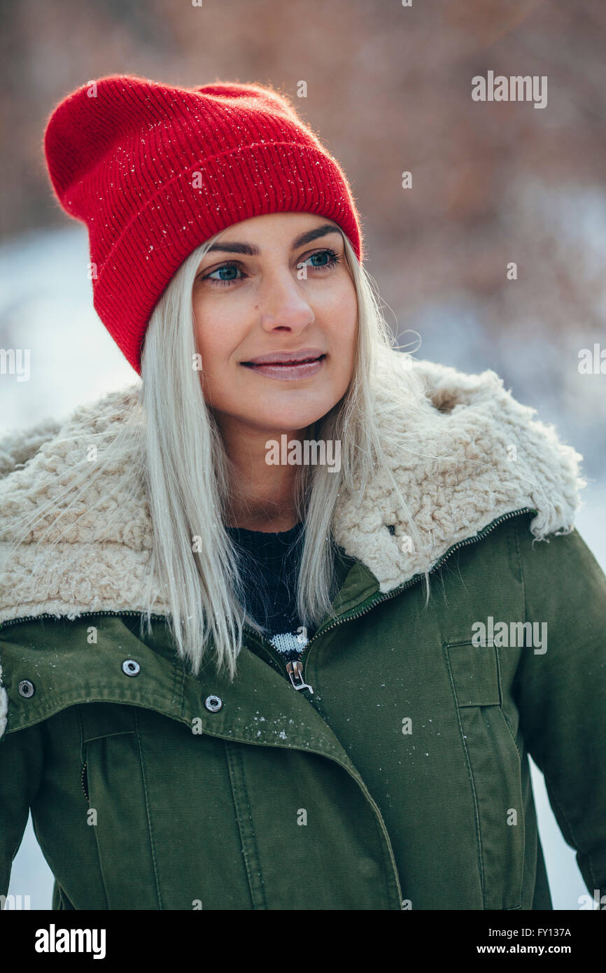 Close-up giovane donna che guarda lontano durante il periodo invernale Foto Stock