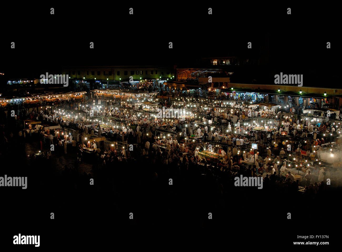 Illuminata Piazza Jamaa El Fna di notte, Marrakech, Marocco Foto Stock