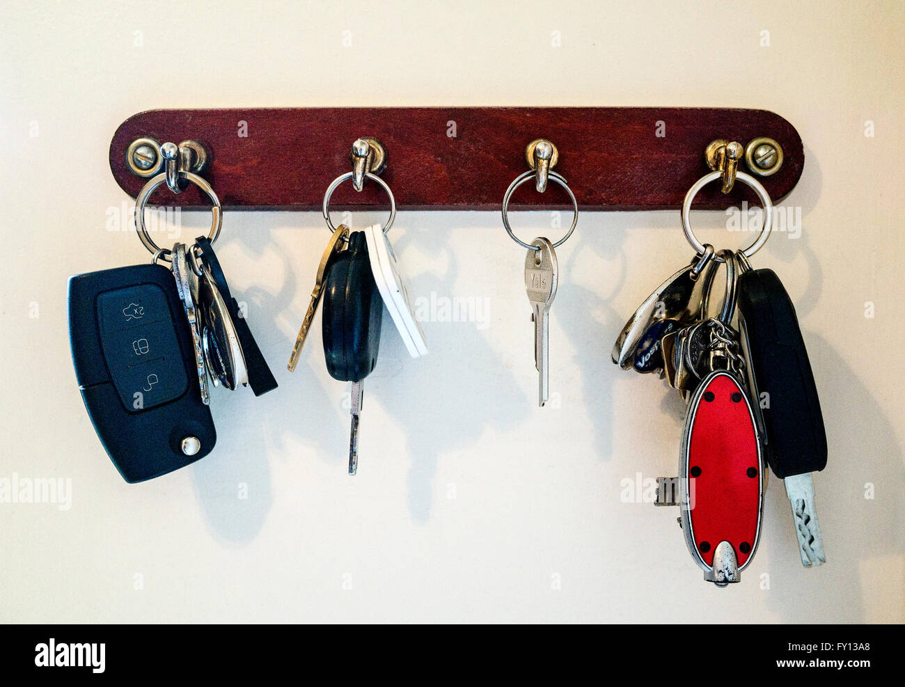 Le chiavi di casa pendente da un rack da parete Foto Stock