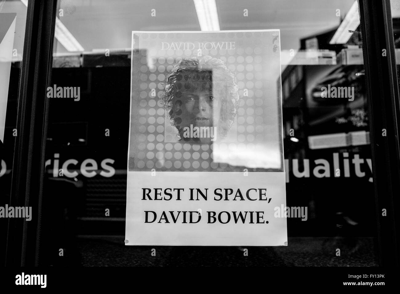 Poster omaggio a un negozio di vinile finestra con David Bowie ritratto e le parole "resto nello spazio, David Bowie'. Foto Stock