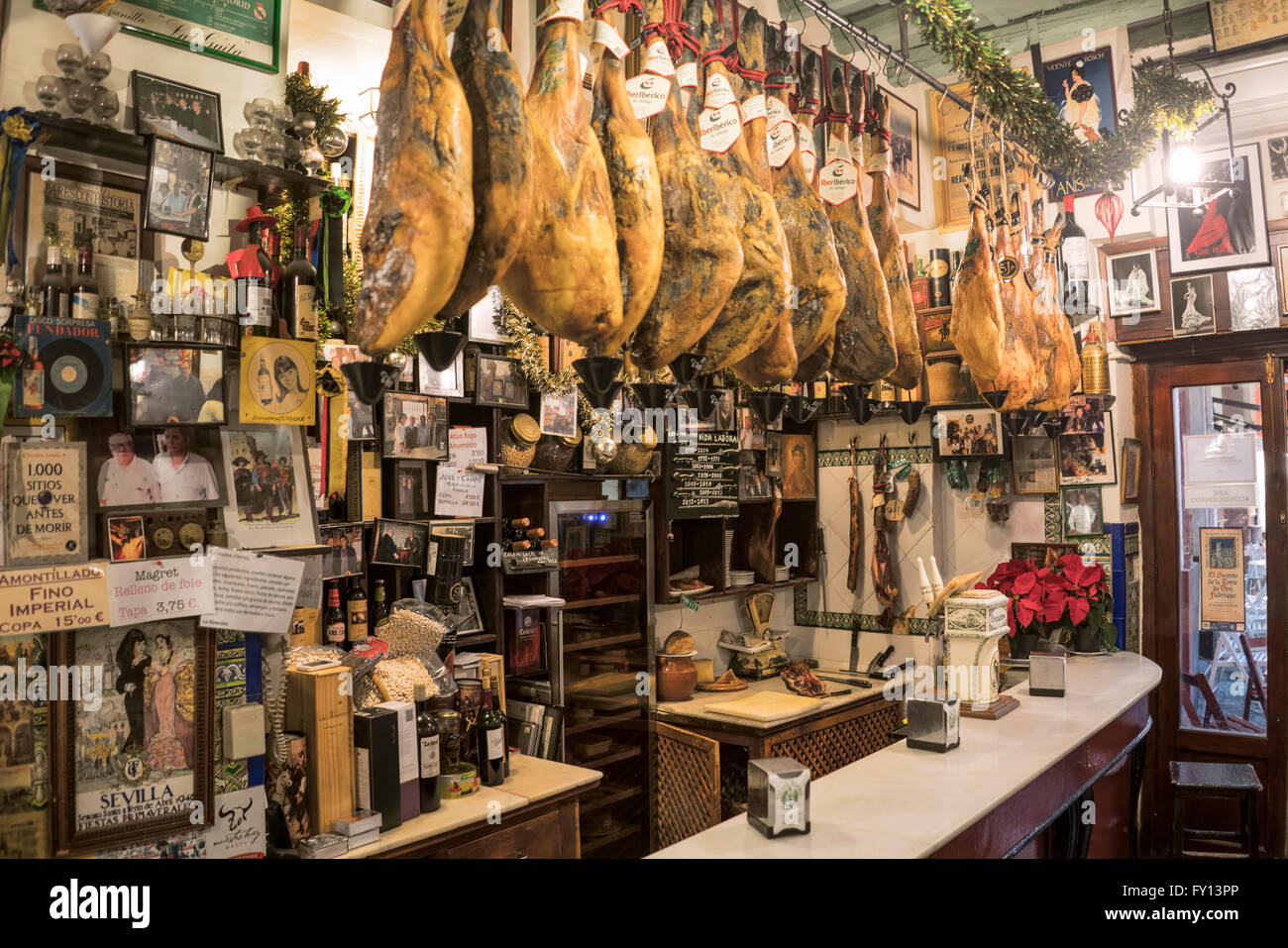 Las Teresas , Tapas bar, prosciutto iberico che pendevano dal soffitto, Jamon de Bellota, centro storico, Barrio Santa Cruz, Siviglia, Foto Stock