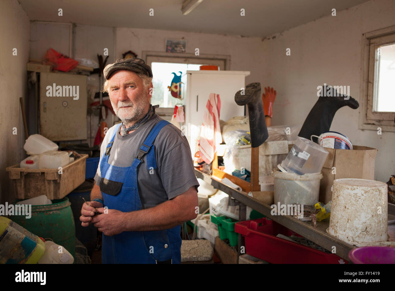 Senior uomo in piedi di spazio di archiviazione Foto Stock