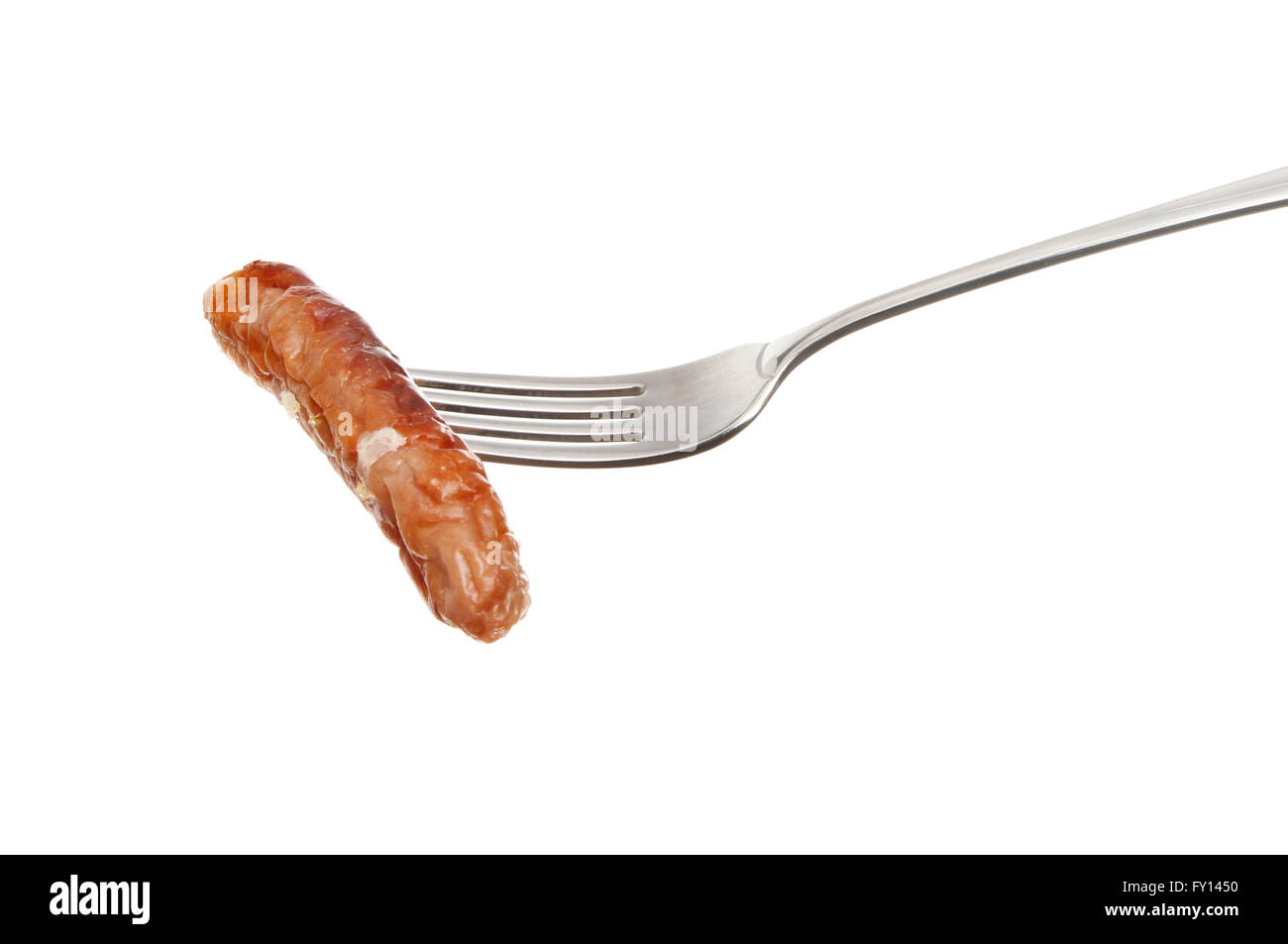 Chipolata insaccato su una forcella isolata contro bianco Foto Stock