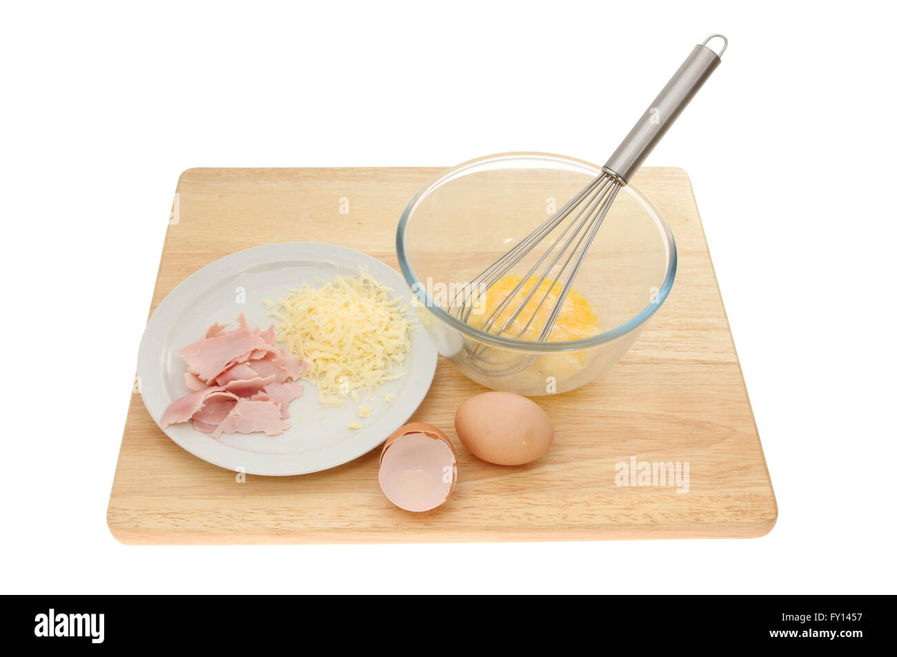 Prosciutto e formaggio frittata ingredienti su di un tagliere di legno isolata contro bianco Foto Stock