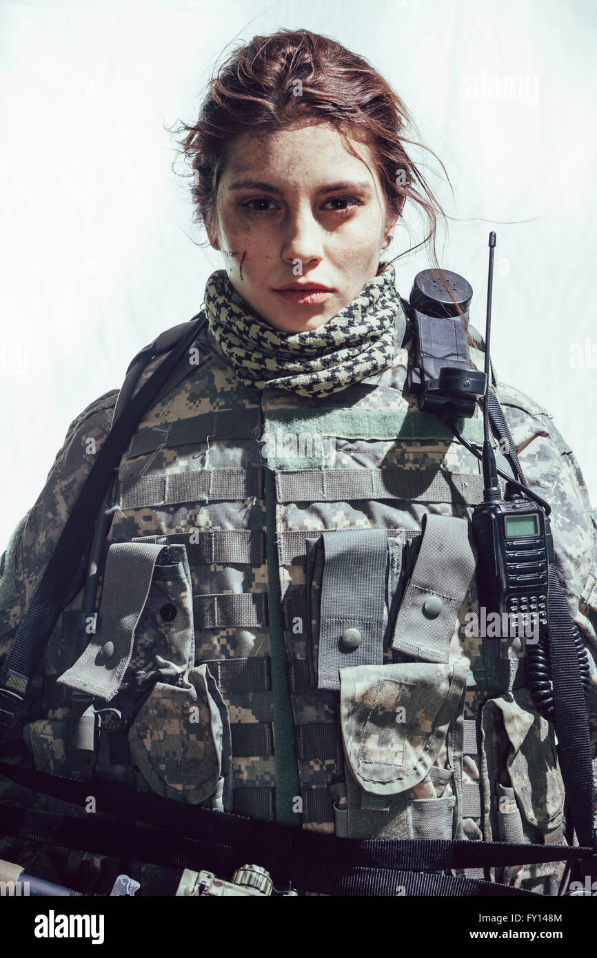 Ritratto di soldato dell'esercito in piedi contro uno sfondo bianco Foto Stock