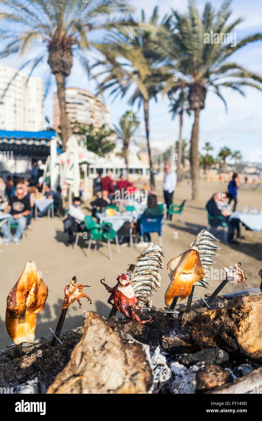 Bar in spiaggia, pesce Barbeque, persone Malaga, Andalusia, Foto Stock