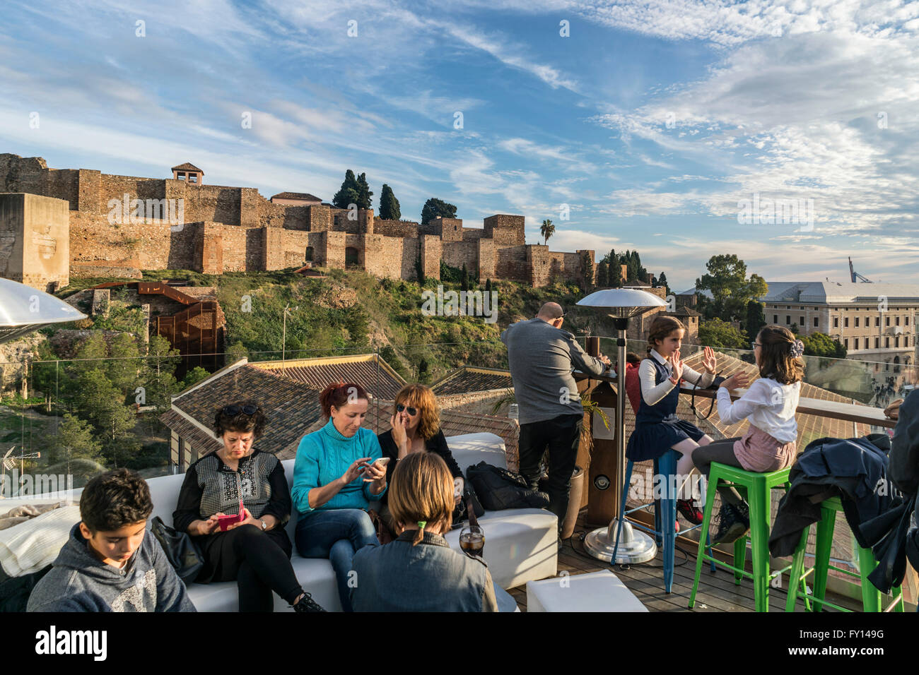 Le persone al tetto a terrazza bar , La Alcazaba terrazza, sfondo Alcazaba castello moresco, Malaga, Andalusia, Spagna Foto Stock