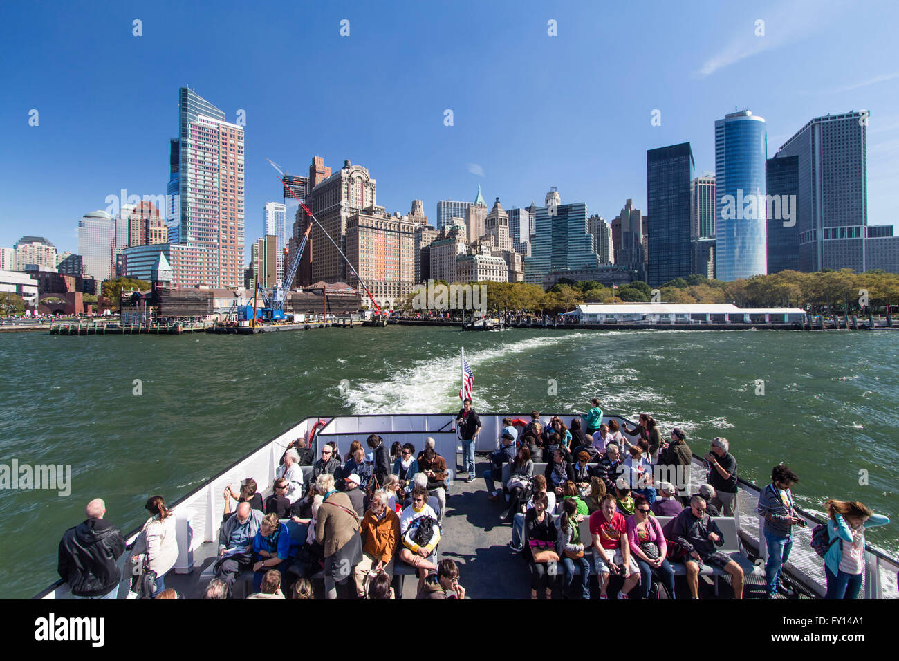 Skyline di Manhattan, a New York City, Stati Uniti d'America dal traghetto a Liberty Island Foto Stock