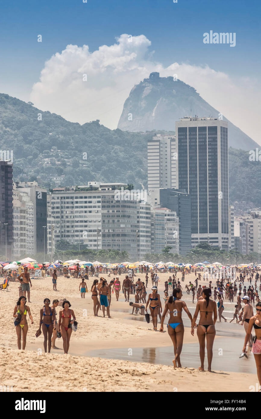 Sulla spiaggia di Copacabana, Rio de Janeiro, Brasile, Foto Stock