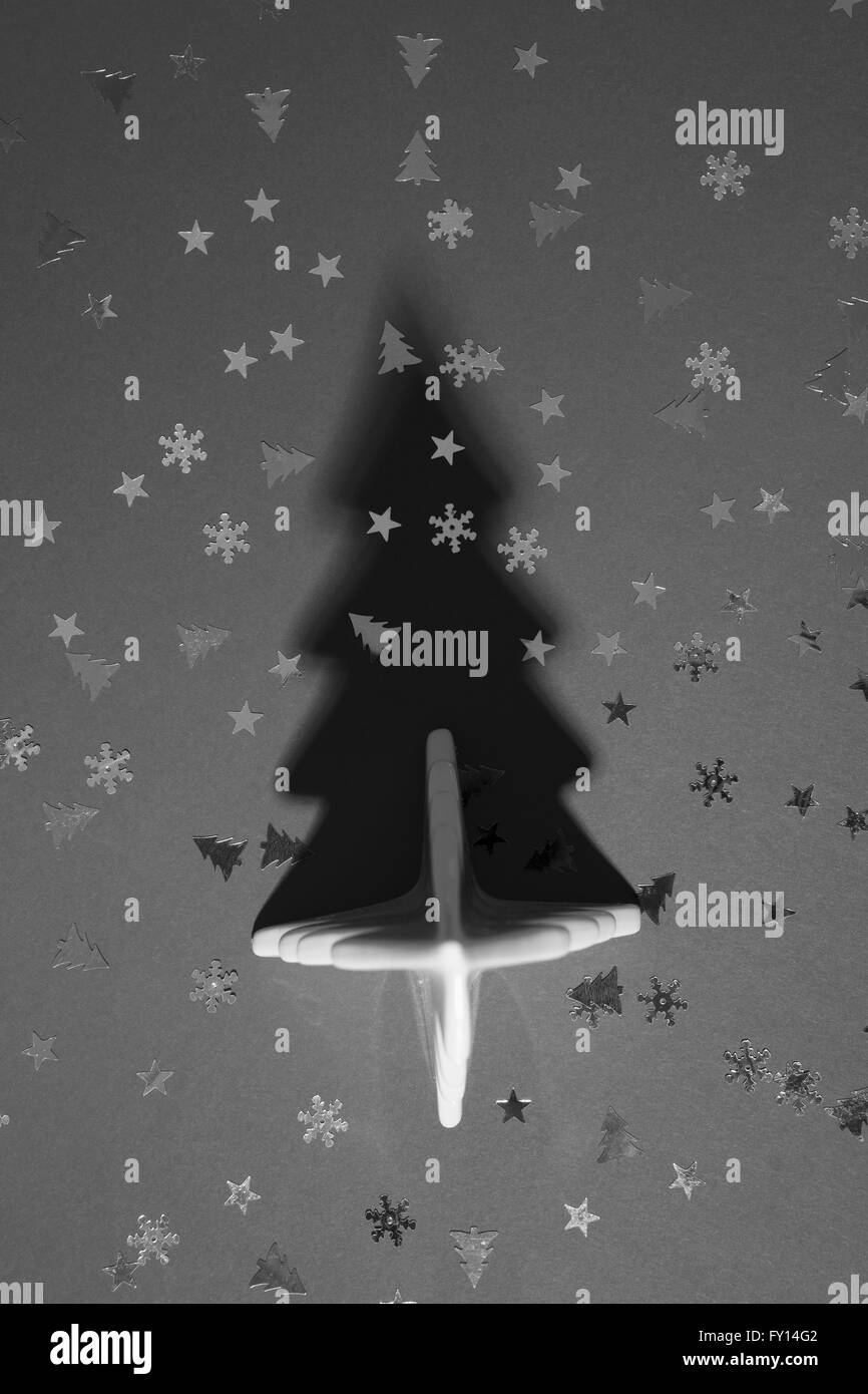 Direttamente sopra il colpo di albero di Natale e paillettes sul tavolo Foto Stock