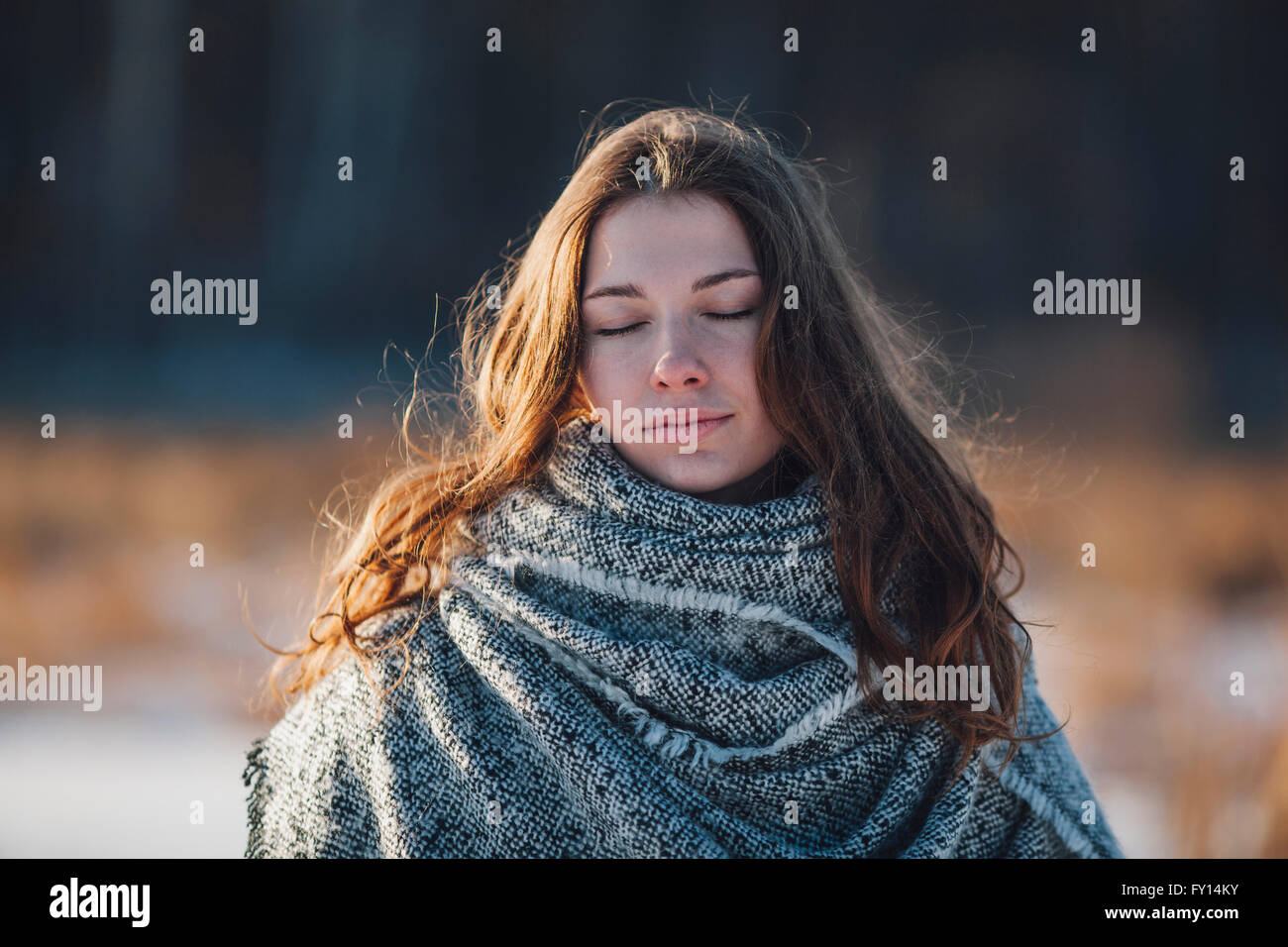 Close-up di donna con gli occhi chiusi in piedi all'aperto Foto Stock