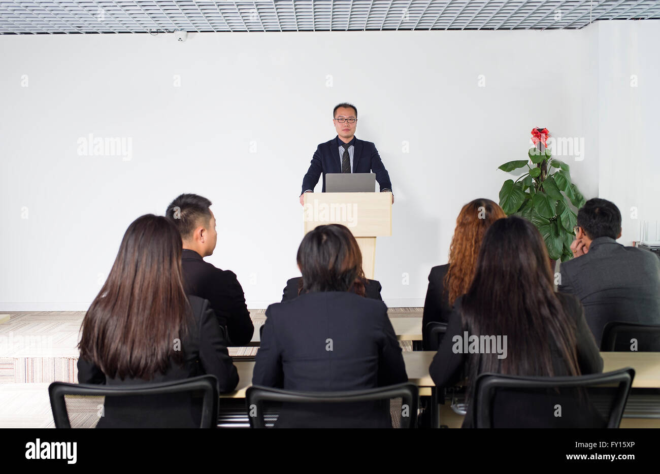 Business man dando una conferenza in una stanza Foto Stock