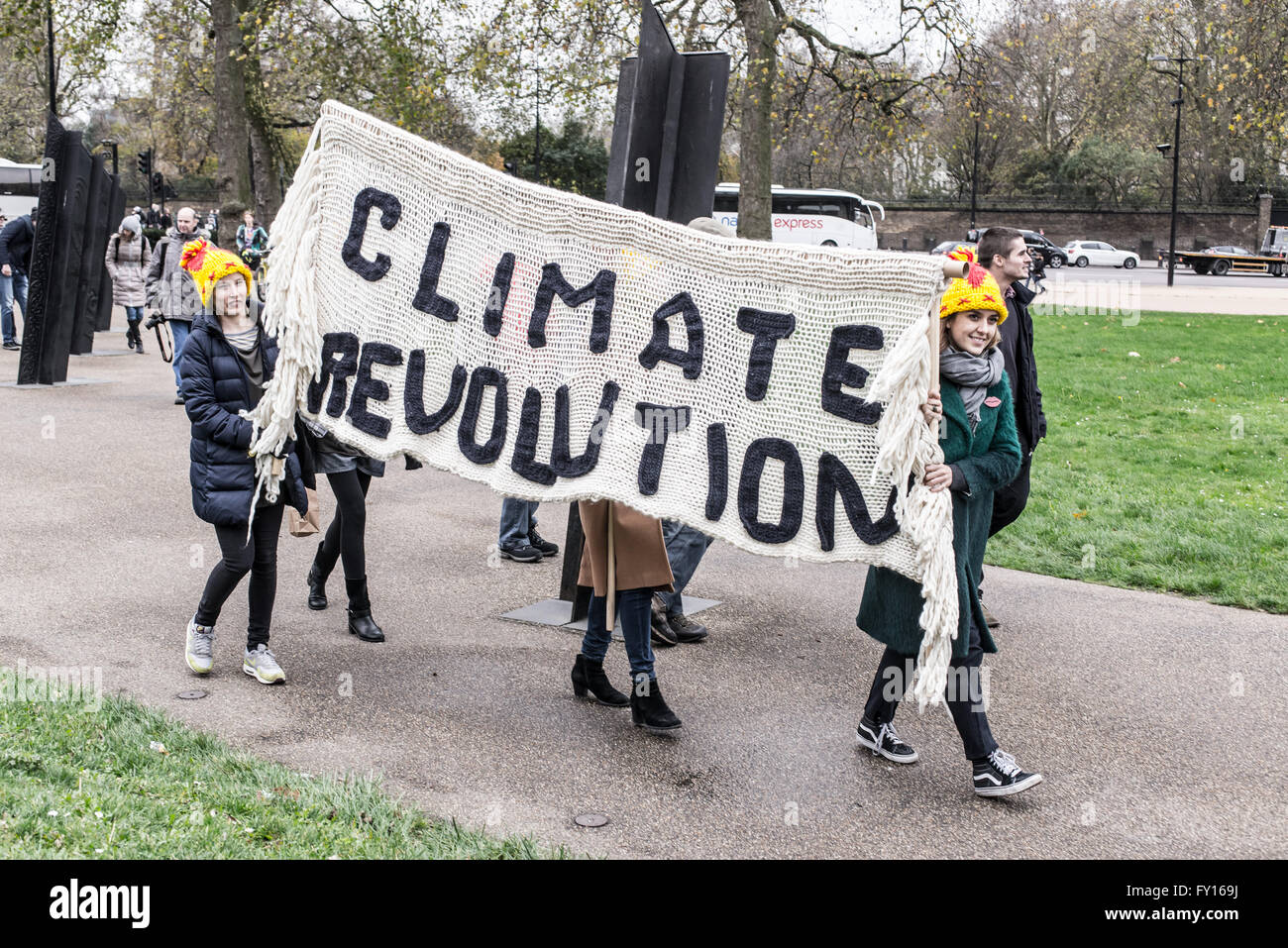 Due ragazze che porta un grosso tabellone con le parole "clima rivoluzione' su di esso. girato durante il clima marzo a Londra. Foto Stock