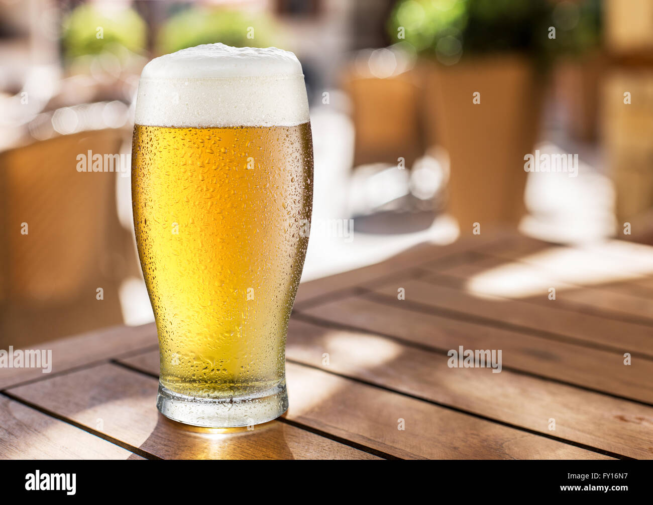 Bicchiere di birra chiara sul tavolo di legno. Foto Stock