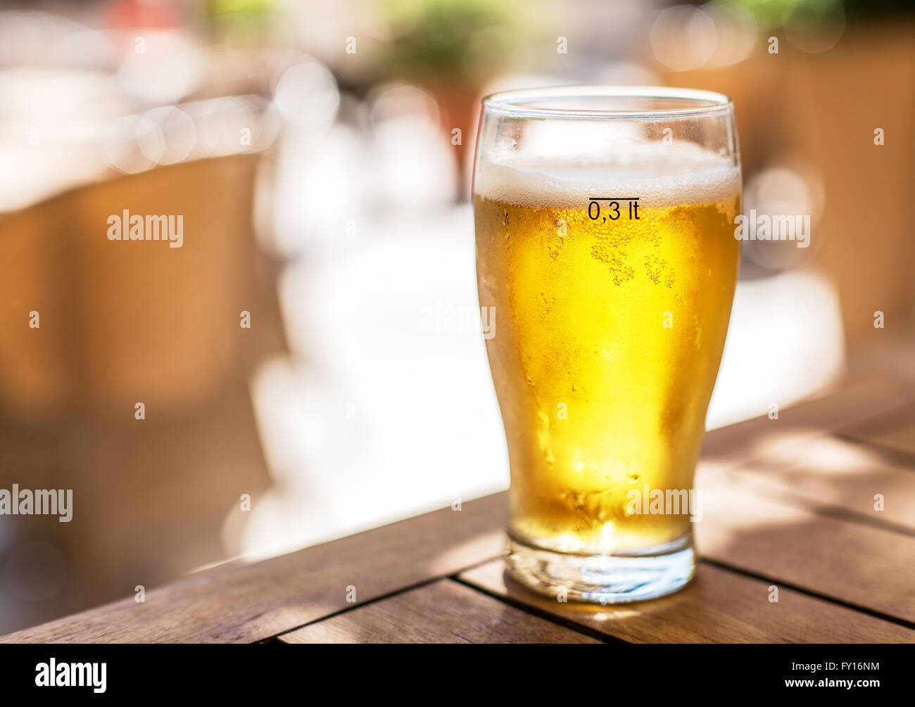 Bicchiere di birra chiara sul tavolo di legno. Foto Stock