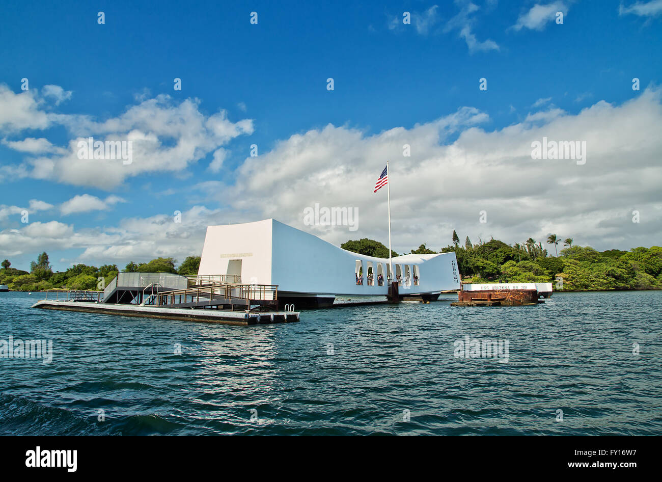 I visitatori guardano fuori dal memorial situato sopra il relitto della nave da guerra USS Arizona a Pearl Harbor. Foto Stock