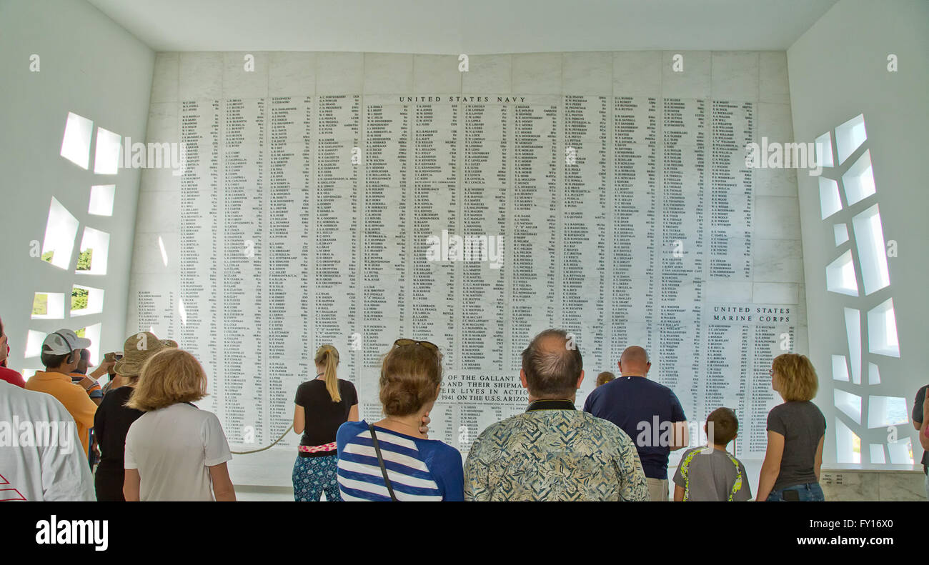 I visitatori della USS Arizona Memorial a Pearl Harbor di pagare i loro aspetti al 1177 uomini a bordo che hanno perso in attacco. Foto Stock