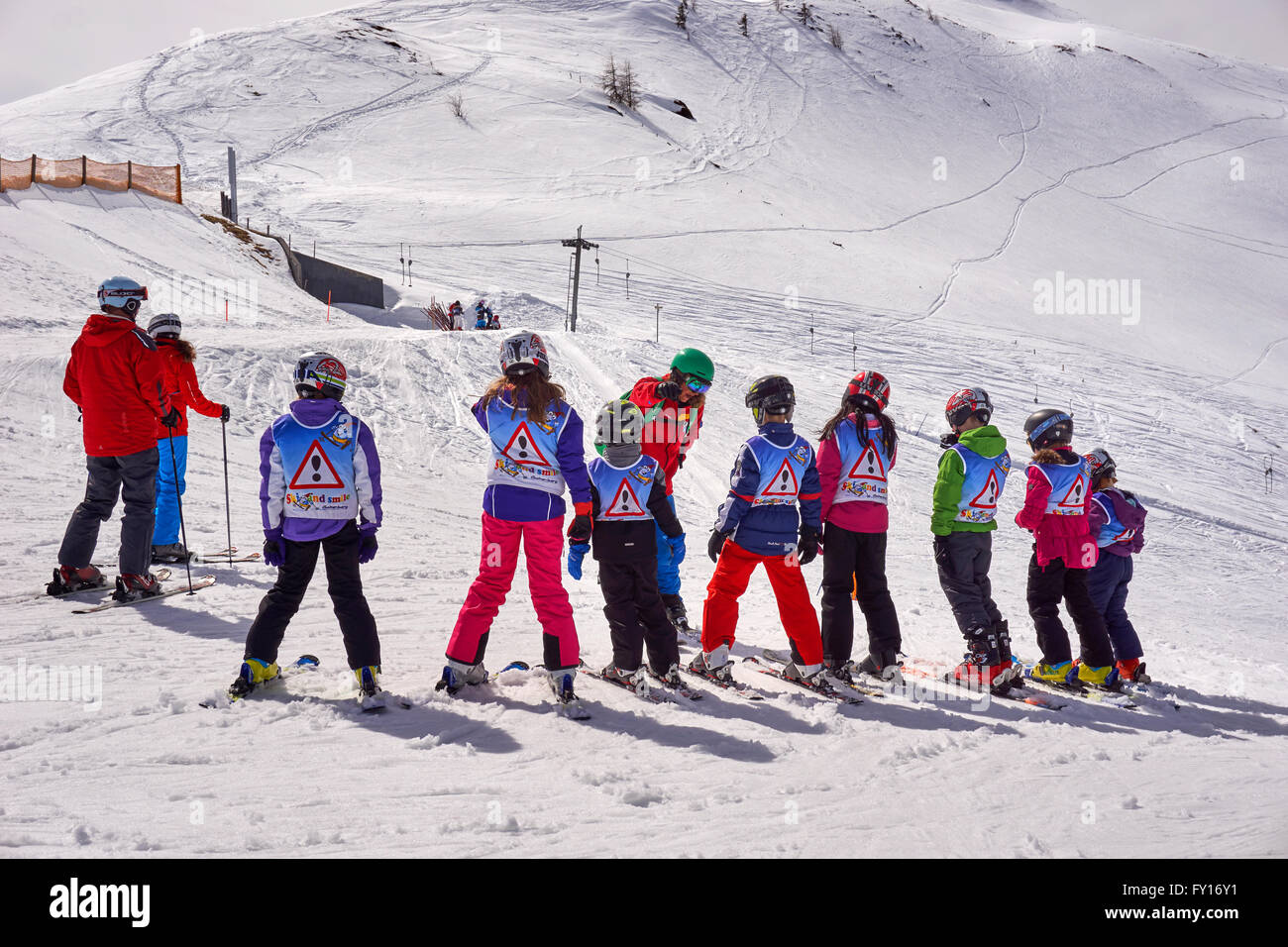 Scuola di sci per bambini gruppo con istruttore. Foto è stata scattata a Alpbach, Tirolo, Austria. Foto Stock