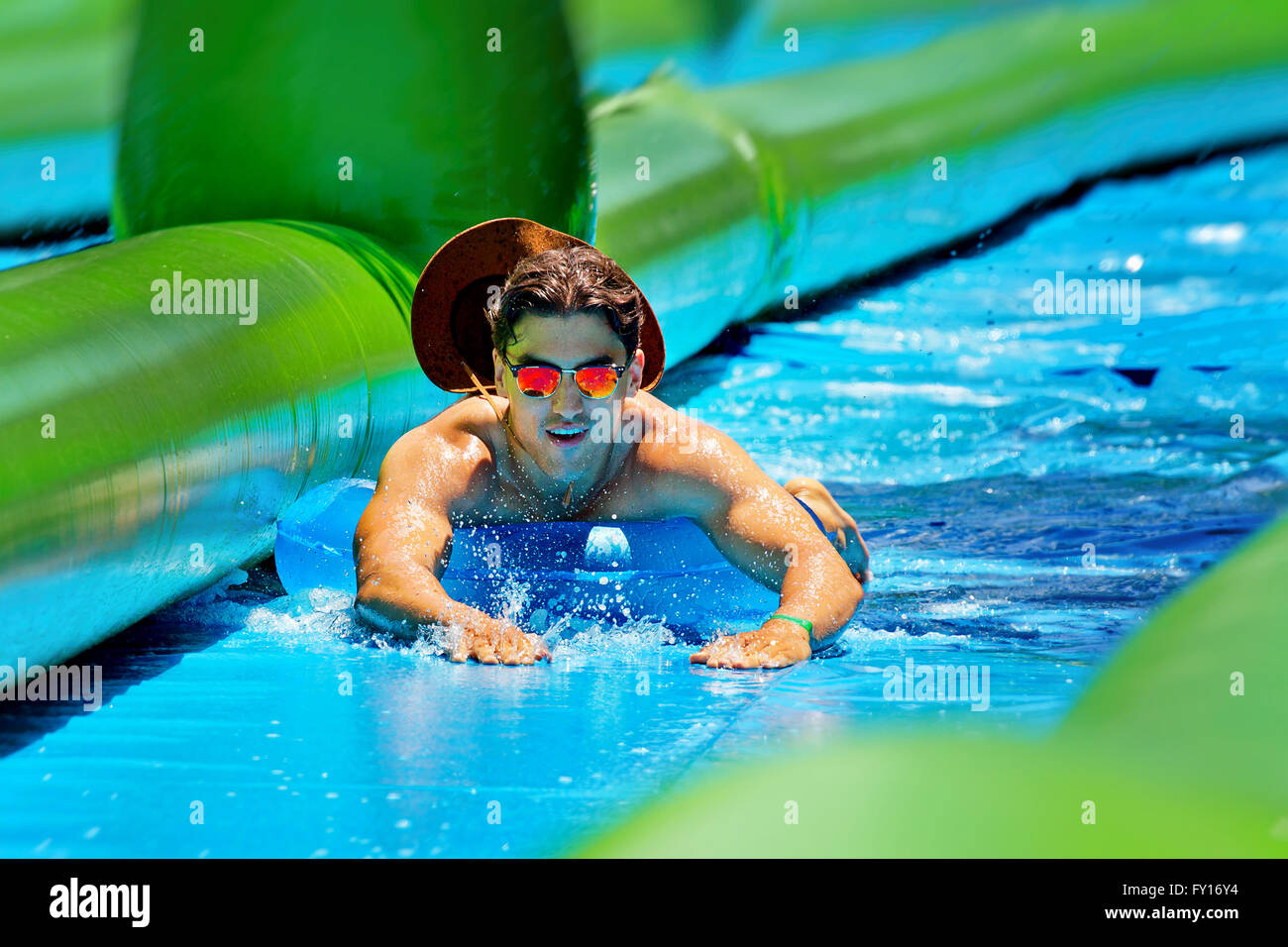 Un uomo godendo di 'Fai scorrere la città' acqua scivolo evento in Centennial Park, Sydney. Foto Stock