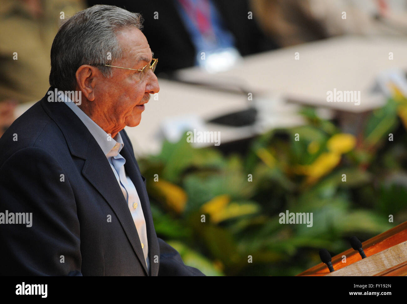 L'Avana, Cuba. 19 Aprile, 2016. Il Presidente cubano e primo segretario del Partito Comunista di Cuba, Raúl Castro, offre un discorso durante la cerimonia di chiusura del settimo Congresso del Partito Comunista di Cuba (PCC), presso il Palazzo delle Convenzioni, l'Avana, Cuba, il 19 aprile 2016. Il leader cubano Raúl Castro martedì è stato rieletto come Primo Segretario del Comitato Centrale del PCC alla sessione plenaria finale del PCC il settimo Congresso, Cuba è stato ufficiale news agency Prensa Latina segnalati. Credito: Xinhua/Alamy Live News Foto Stock