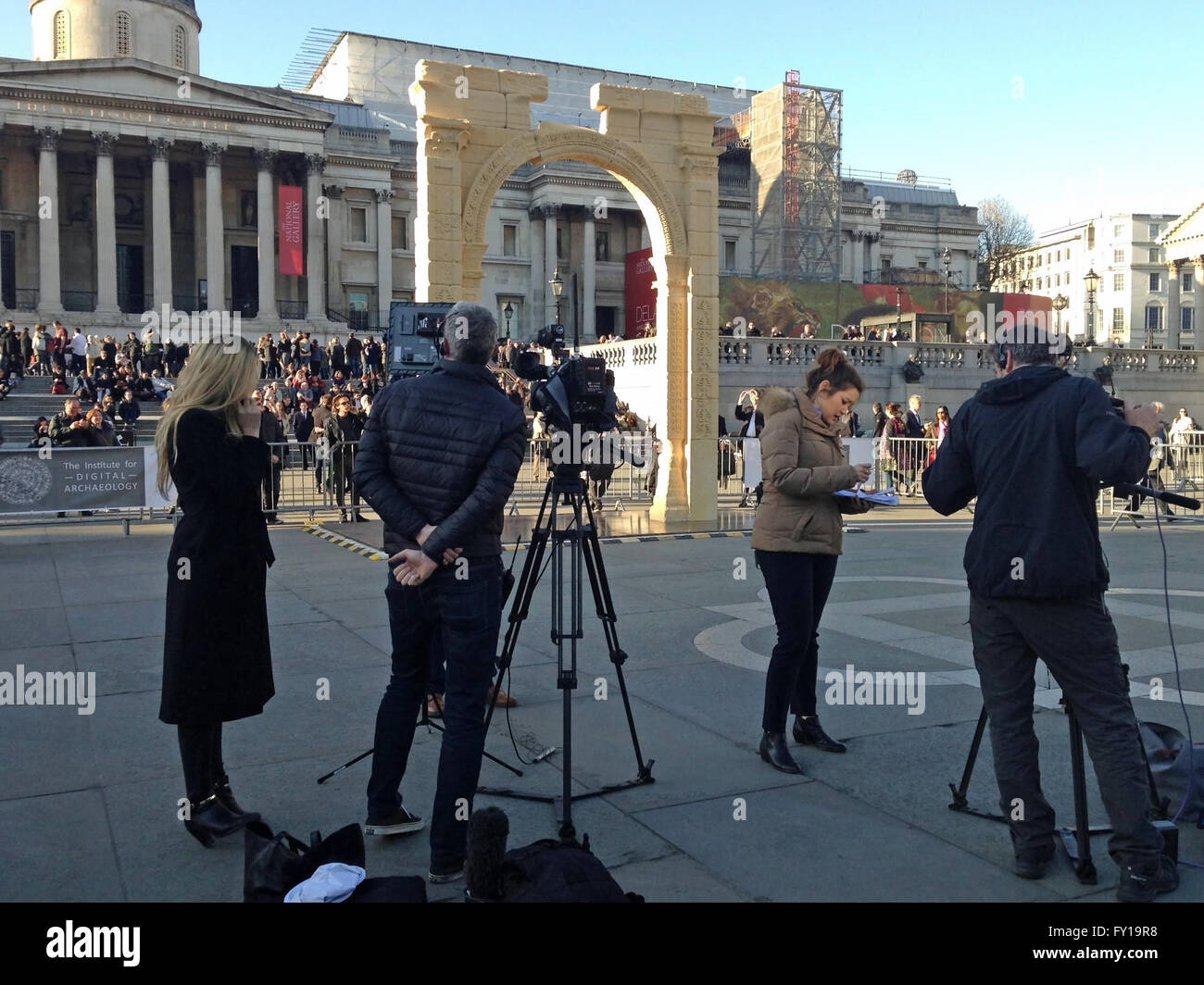 Londra, Regno Unito. 19 Aprile, 2016. News giornalisti relazione sull'Arco di Trionfo dalla storica città di Palmyra in Siria ricreati in 3D stampata e marmo eretto in Trafalgar Square a Londra. Un progetto dell'Istituto di Archeologia digitale, l'arco si viaggia in tutto il mondo. Credito: Amanda Lewis/Alamy Live News Foto Stock