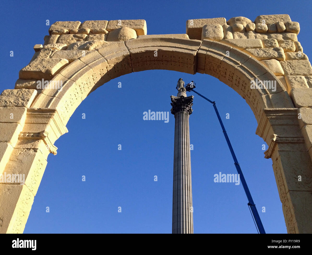 Londra, Regno Unito. 19 Aprile, 2016. Vista attraverso una ricreazione dello storico Arco di Trionfo dall antica città siriana di Palmyra guardando verso di Nelson's Colonna a Londra in Trafalgar Square. L'arco è stato ricostruito utilizzando la stampa 3D. La colonna viene ispezionata da ingegneri. Credito: Amanda Lewis/Alamy Live News Foto Stock