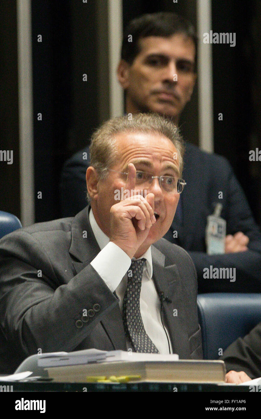 Brasilia. Xix Apr, 2016. Il brasiliano Presidente del Senato Renan Calheiros risolve una riunione del caucus politico leader presso il Senato in Brasilia Aprile 19, 2016. Renan Calheiros ha detto martedì che la speciale commissione che dovrà analizzare il processo di mettere sotto accusa il Presidente Dilma Rousseff sarà impostata la prossima settimana. © AGENCIA ESTADO/Xinhua/Alamy Live News Foto Stock