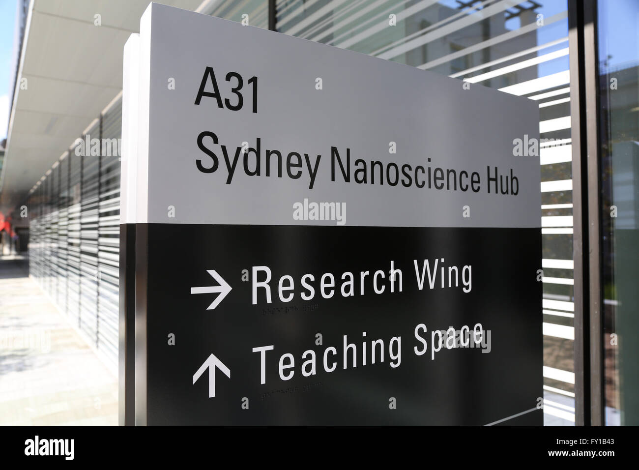 Sydney, Australia. Il 20 aprile 2016. L'Università di Sydney ha lanciato il suo nuovo $150m nanoscienza Hub con Australian Academy of Science Presidente, Andrew Holmes, e noi Microsoft executive, Dr Norma Whitaker. Sydney nanoscienza mozzo, Fisica Rd, Università di Sydney's Camperdown Campus, Sydney NSW. Credito: Richard Milnes/Alamy Live News Foto Stock