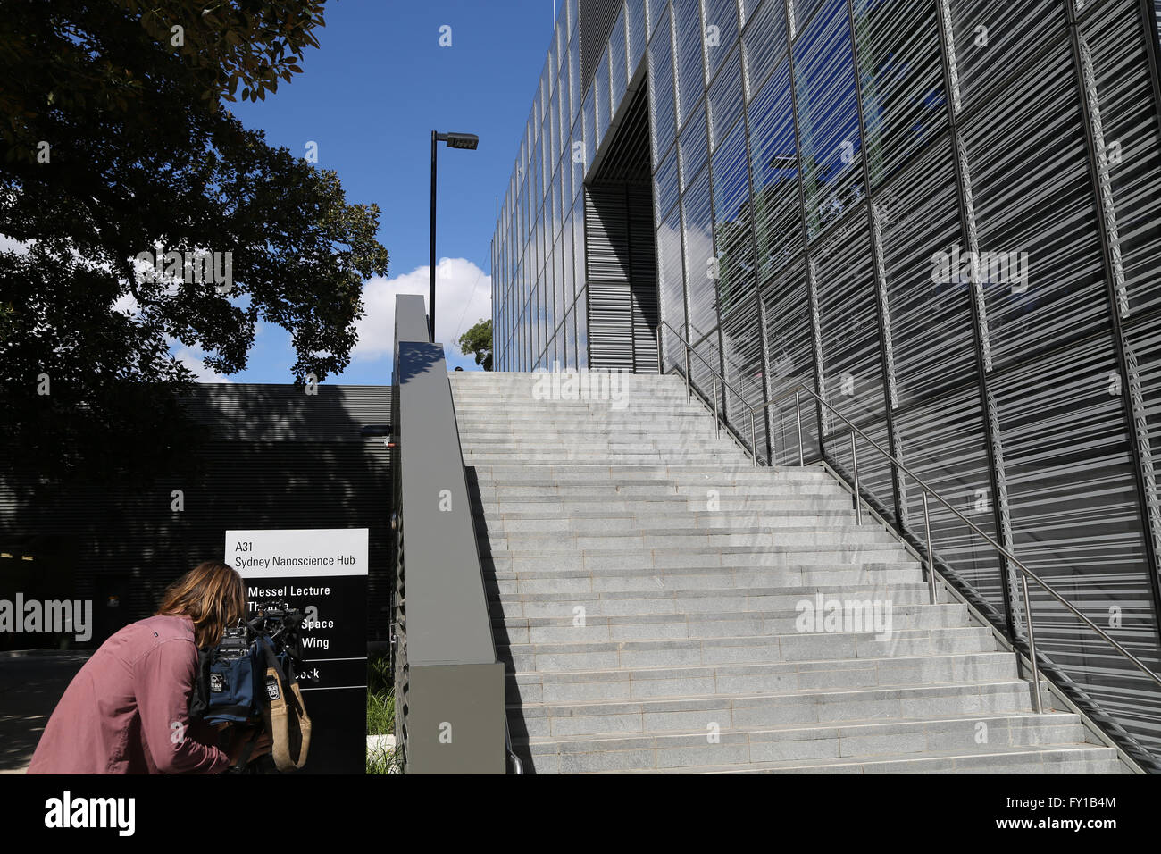 Sydney, Australia. Il 20 aprile 2016. L'Università di Sydney ha lanciato il suo nuovo $150m nanoscienza Hub con Australian Academy of Science Presidente, Andrew Holmes, e noi Microsoft executive, Dr Norma Whitaker. Sydney nanoscienza mozzo, Fisica Rd, Università di Sydney's Camperdown Campus, Sydney NSW. Credito: Richard Milnes/Alamy Live News Foto Stock