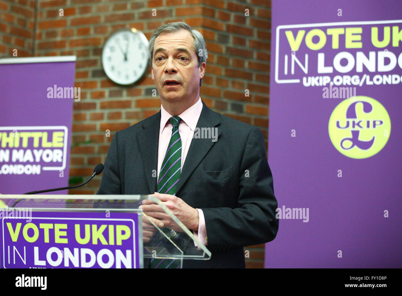 Londra, Regno Unito. 19 Aprile, 2016. Leader UKIP Nigel Farage unisce Peter Whittle, London Mayoral candidato e l'UKIP London Assembly team a lanciare il suo London manifesto elettorale a Emmanuel Center di Westminster. Credito: Dinendra Haria/Alamy Live News Foto Stock