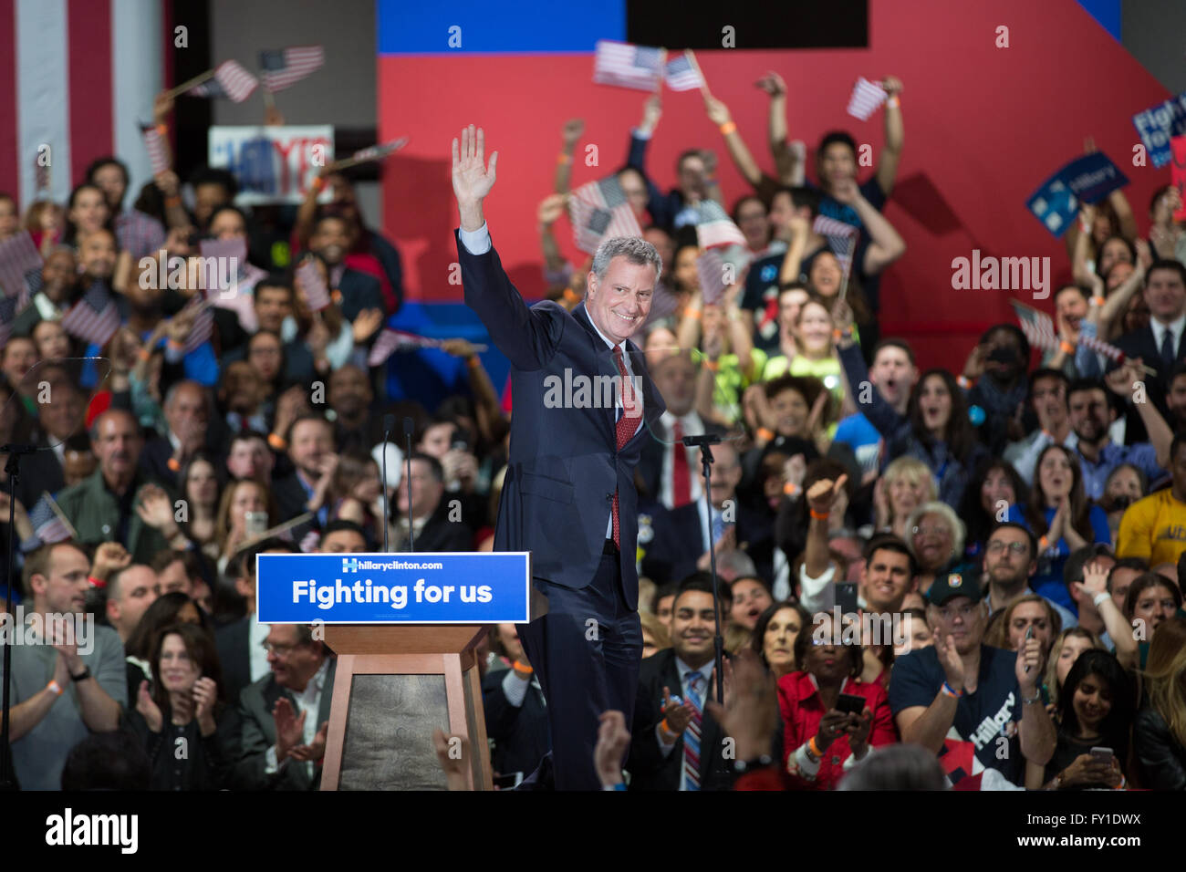 La città di New York, Stati Uniti. Xix Apr, 2016. Sindaco di New York City Bill de Balsio parla durante Hillary per New York principale partito di notte. © Louise Wateridge/Pacific Press/Alamy Live News Foto Stock