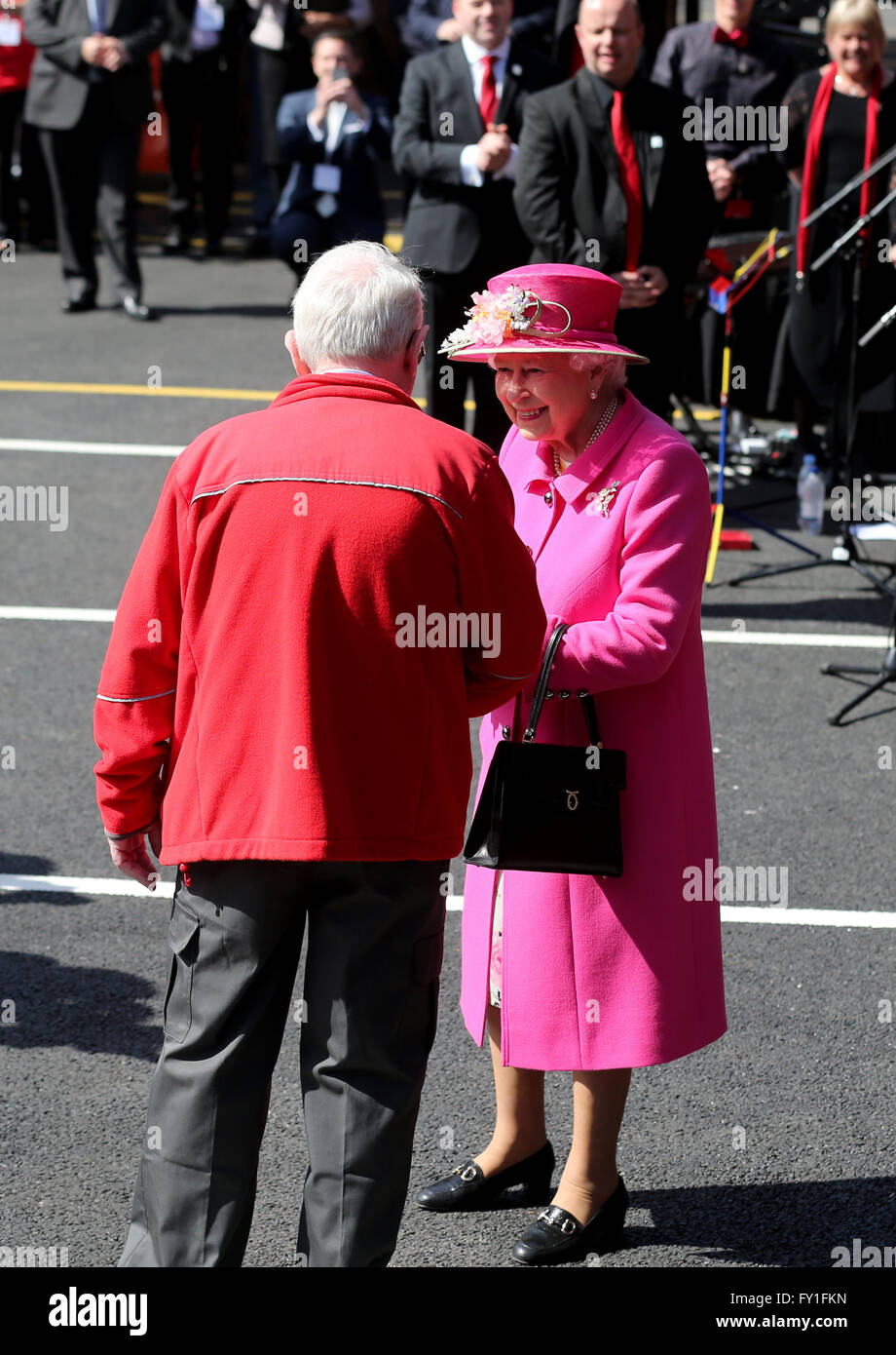 Windsor, Gran Bretagna. Xx Apr, 2016. Queen Elizabeth II riceve un bouquet da Bob Hartley, attualmente di Royal Mail più longevo dipendente, durante una celebrazione del cinquecentesimo anniversario della Royal Mail Servizio Postale presso la Royal Mail Delivery Office in Windsor, occidentale di Londra, Gran Bretagna, il 20 aprile 2016. La regina Elisabetta II è impostato per festeggiare il suo novantesimo compleanno il 21 aprile. Credito: Han Yan/Xinhua/Alamy Live News Foto Stock