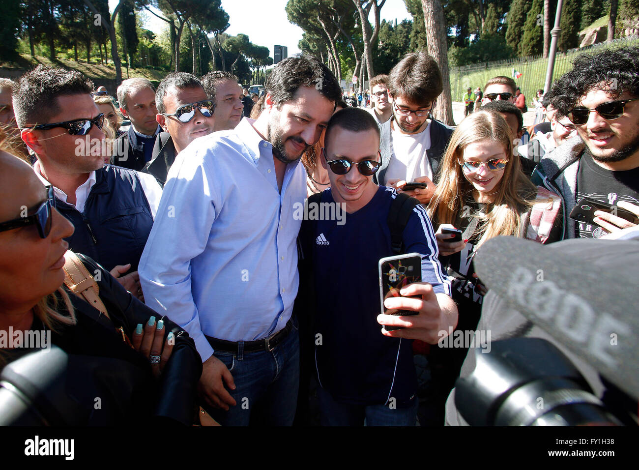 Roma, Italia. Xx Aprile, 2016. Matteo Salvini prendere un selfie Roma 20 Aprile 2016. Matteo Salvini soddisfa i venditori ambulanti al Colosseo. Credito: Insidefoto/Alamy Live News Foto Stock