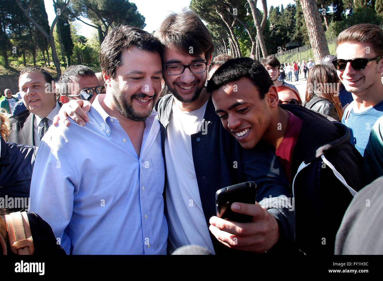 Roma, Italia. Xx Aprile, 2016. Matteo Salvini prendere un selfie Roma 20 Aprile 2016. Matteo Salvini soddisfa i venditori ambulanti al Colosseo. Credito: Insidefoto/Alamy Live News Foto Stock