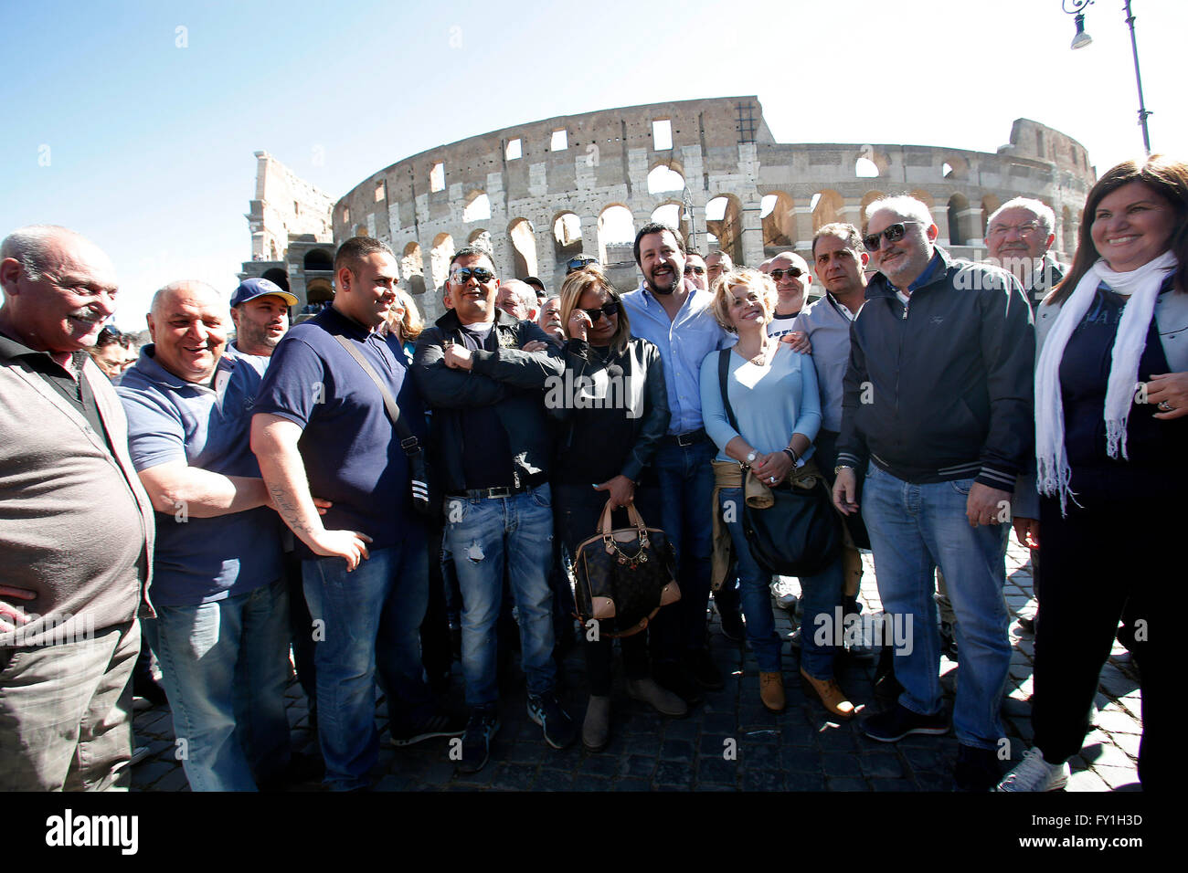 Roma, Italia. Xx Aprile, 2016. Matteo Salvini e i venditori ambulanti Roma 20 Aprile 2016. Matteo Salvini soddisfa i venditori ambulanti al Colosseo. Credito: Insidefoto/Alamy Live News Foto Stock