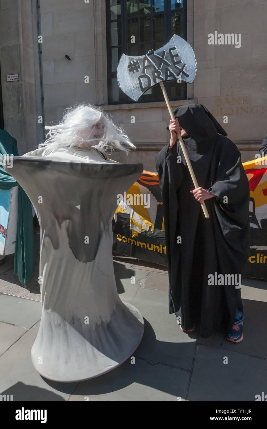 Londra, Regno Unito. Xx Aprile, 2016. "Grim DECC' minaccia la Drax torre di raffreddamento con un'ascia al di fuori della Drax AGM, avviso gli azionisti dovrebbero disinvestimento a sovvenzioni per l'uso di biomassa su cui la stazione di potenza dipende sono determinate da tagliare, in particolare come studi mostrano ora il suo impatto di carbonio per essere 3 volte quella del carbone. Lo scavo del carbone per usi Drax provoca extreme gli impatti ambientali in miniere a cielo aperto in Colombia e il Regno Unito. Credito: Peter Marshall / Alamy Live News Foto Stock