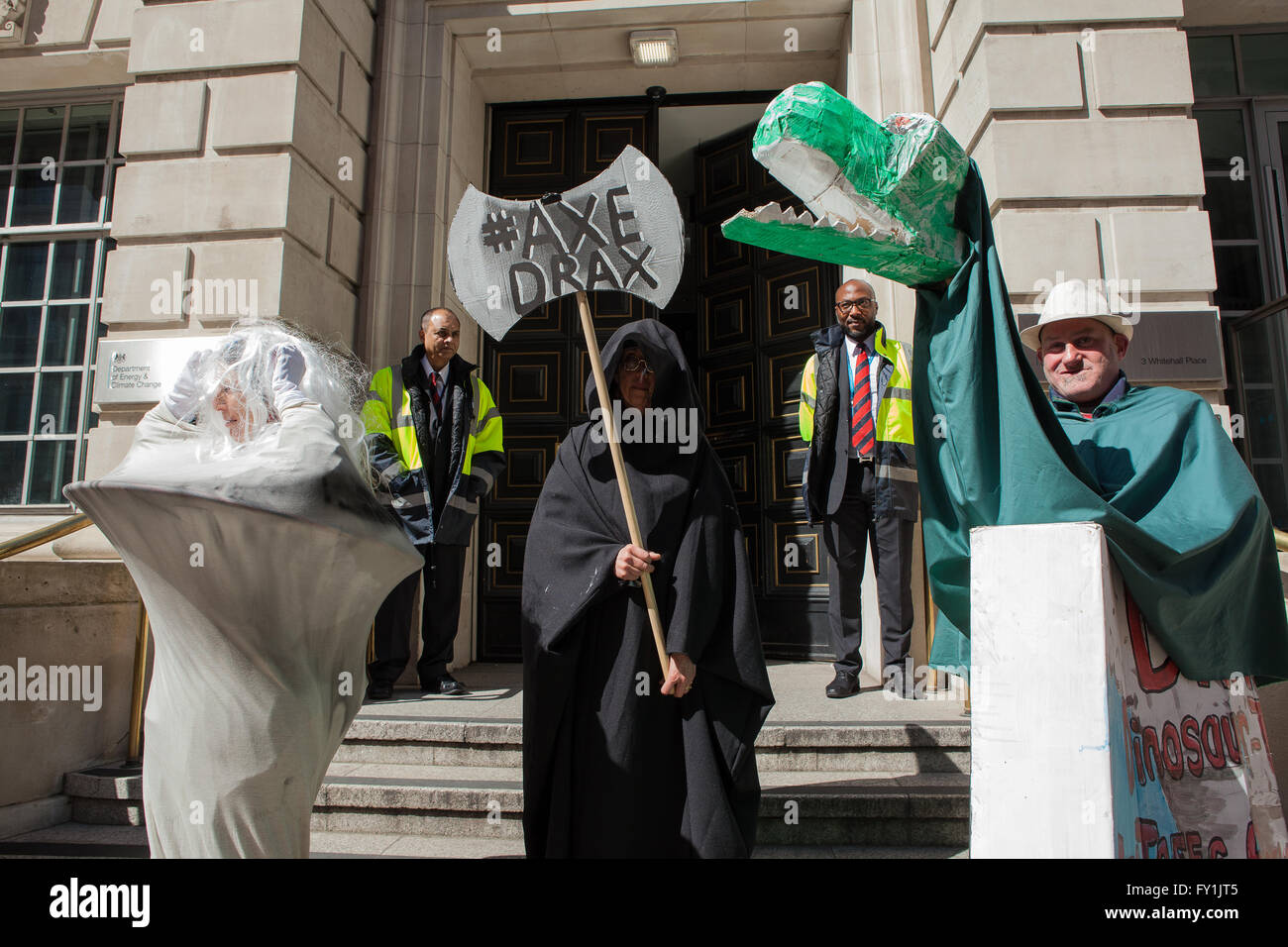 Londra, Regno Unito. Il 20 aprile, 2016. I manifestanti di dimostrare al di fuori del Dipartimento di Energia e cambiamenti climatici a Londra circa i sussidi governativi per la Drax Power station nello Yorkshire. Jo Syz/Alamy Live News Foto Stock