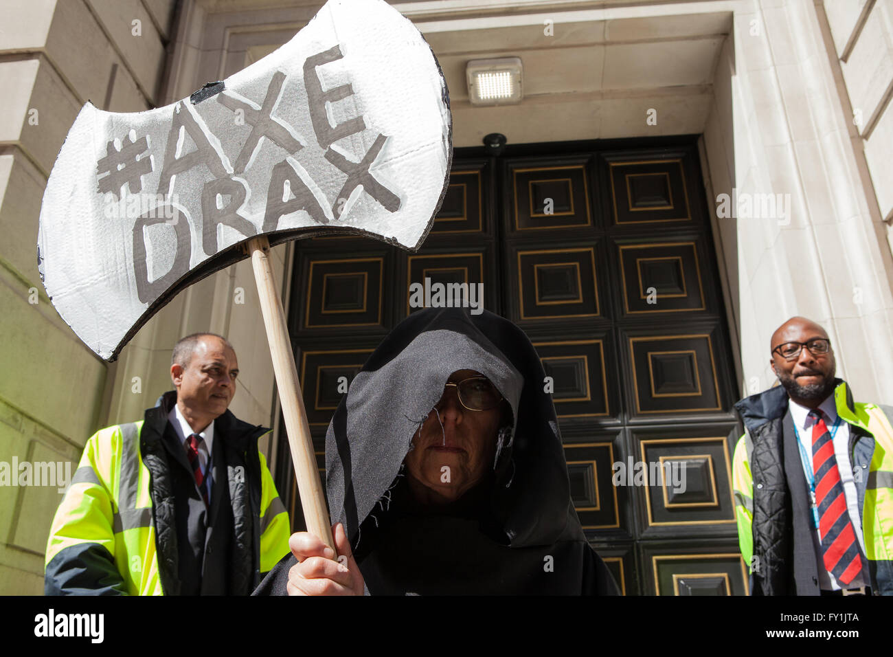 Londra, Regno Unito. Il 20 aprile, 2016. Un manifestante vestito come Grim Reaper dimostra al di fuori del Dipartimento di Energia e cambiamenti climatici a Londra, circa i sussidi governativi per la Drax Power station nello Yorkshire. Jo Syz/Alamy Live News Foto Stock