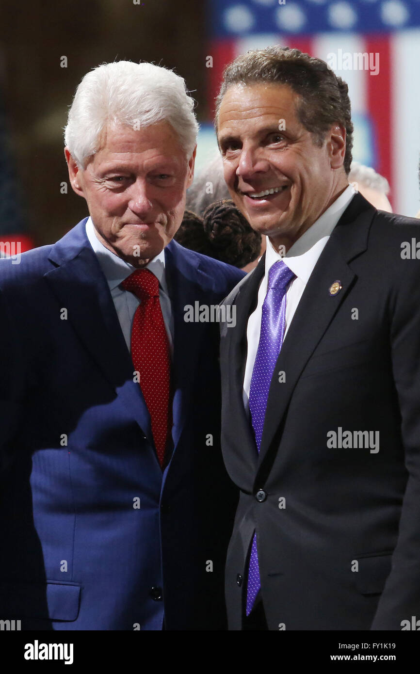 New York City, NY, STATI UNITI D'AMERICA. Xix Apr, 2016. L'ex Presidente Bill Clinton e il governatore di New York Andrew Cuomo celebrare durante il candidato presidenziale democratico Hillary Clinton la vittoria al rally lo Sheraton Hotel Times Square. Clinton ha vinto la votazione in modo decisivo con cinquanta-otto per cento su Sanders, che aveva quarantadue. Clinton era sul palco a fianco di suo marito, l'ex Presidente Bill Clinton, figlia Chelsea e son-in-law Marc Mezvinsky. © Krista Kennell/ZUMA filo/Alamy Live News Foto Stock