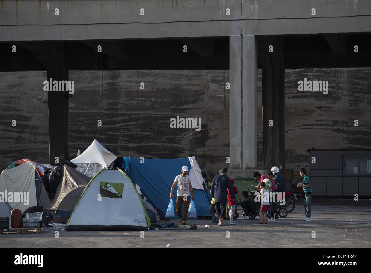 Atene, Grecia. Xx Apr, 2016. Circa 3.300 rifugiati restano nel porto del Pireo trovare un riparo temporaneo in tende. Il numero di rifugiati che risiedono presso il porto è sceso come molti sono spostati nei campi in Attica e la terraferma. © Nikolas Georgiou/ZUMA filo/Alamy Live News Foto Stock