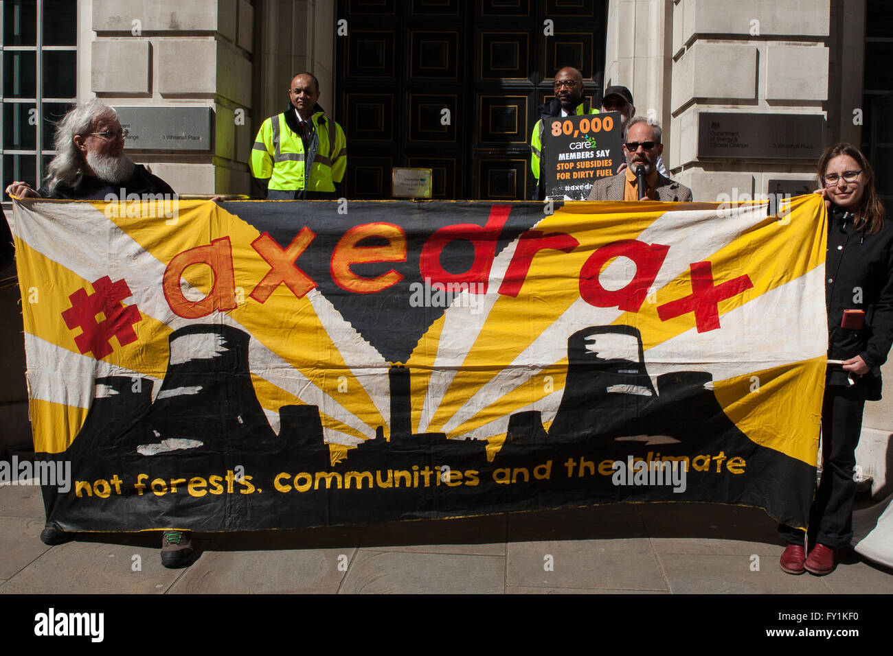 Londra, Regno Unito. Il 20 aprile, 2016. Gli attivisti di tenere un banner al di fuori del Dipartimento di Energia e cambiamenti climatici a Londra per protestare sussidi governativi per il Drax Power station nello Yorkshire. Jo Syz/Alamy Live News Foto Stock