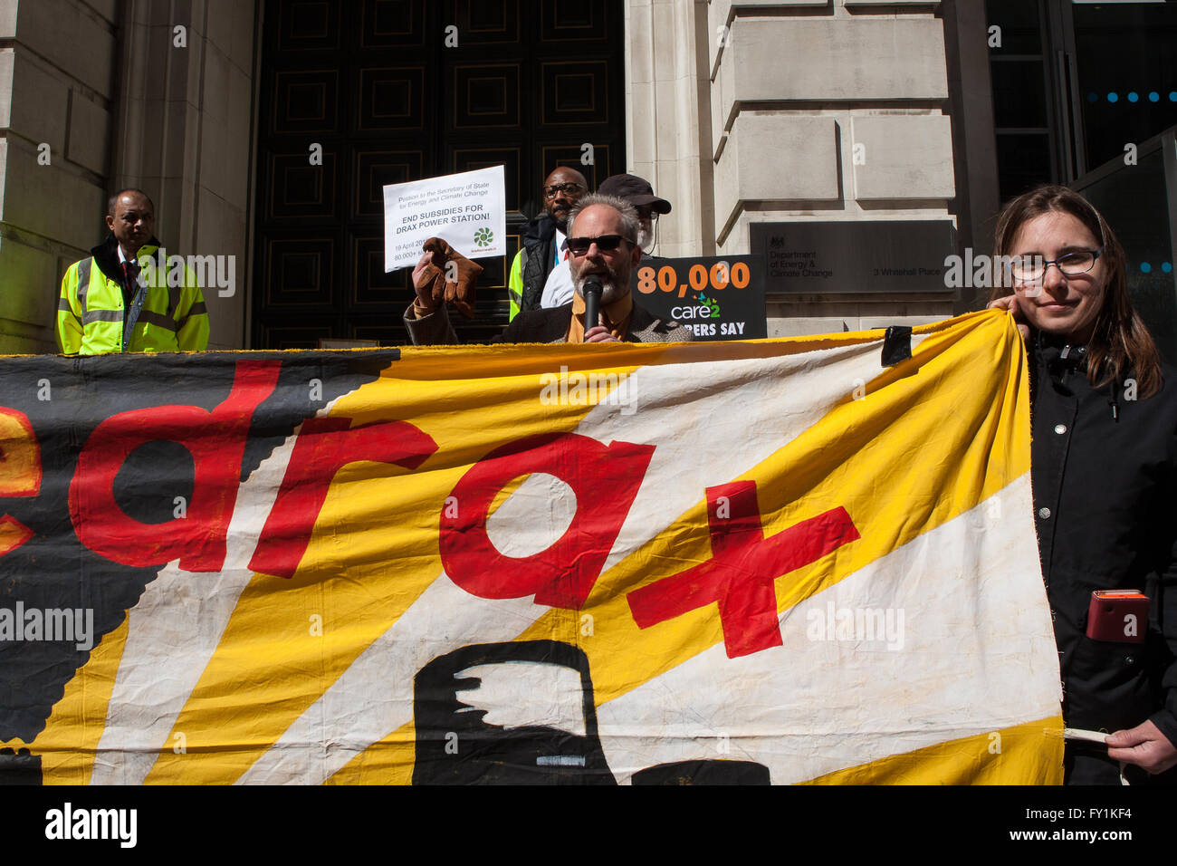 Londra, Regno Unito. Il 20 aprile, 2016. Gli attivisti di tenere un banner al di fuori del Dipartimento di Energia e cambiamenti climatici a Londra per protestare sussidi governativi per il Drax Power station nello Yorkshire. Jo Syz/Alamy Live News Foto Stock