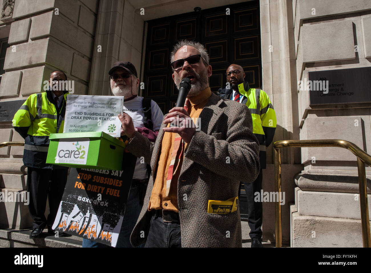 Londra, Regno Unito. Il 20 aprile, 2016. Duncan legge di Biofuelwatch parla al di fuori del Dipartimento di Energia e cambiamenti climatici a Londra circa i sussidi governativi per la Drax Power station nello Yorkshire. Jo Syz/Alamy Live News Foto Stock