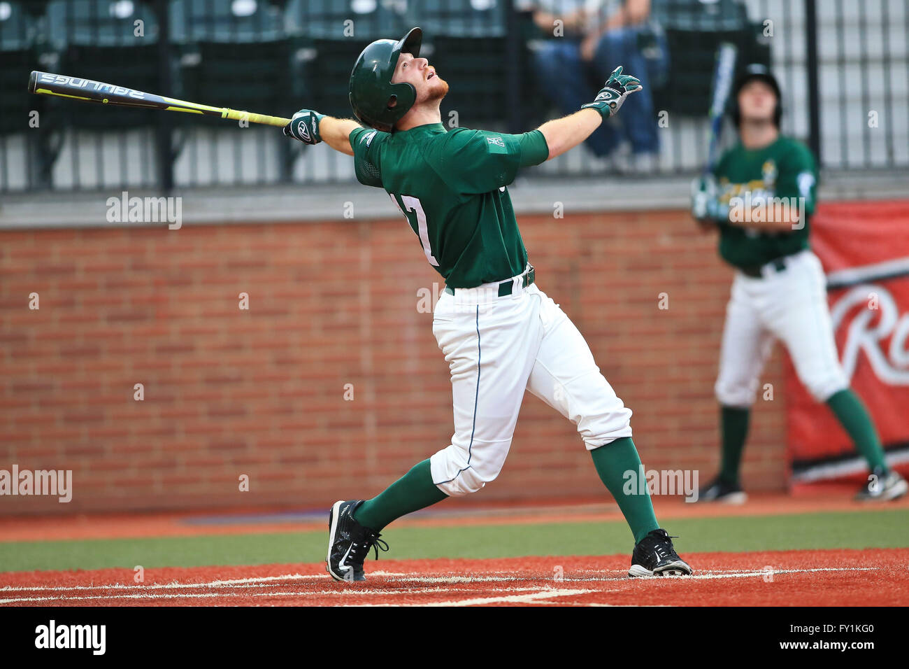 APR 19, 2016 - Tulane infielder Jake Willsey #17 orologi la sua pop fly colpiti durante una stagione regolare il gioco tra la parte meridionale del Mississippi e Tulane giocato al campo di Greer a Turchin Stadium di New Orleans LA. Tulane sconfitto Southern Miss 12-0 Foto Stock