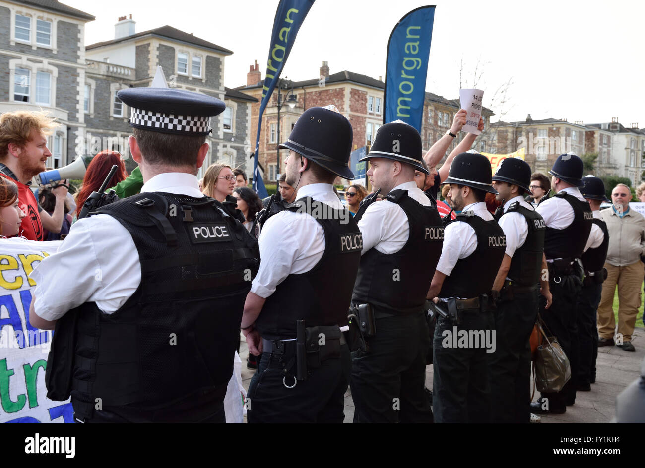 Bristol, Regno Unito. Xx Apr, 2016. Protesta del consiglio di Bristol alloggi di proprietà svenduti al posto del rinnovato auction in Bristol, Regno Unito, 20 aprile 2016, alla Chiesa di Tutti i Santi sulla strada Pempbrooke portato fuori la folla di manifestanti, stimato fino al 100, opponendosi al Bristol City Council vendita quindici consiglio proprietà invece di rimetterli a nuovo e per la locazione. Bristol è una grave carenza di alloggi particolarmente in convenienti per lasciare uno e due camere da letto appartamenti che portano a questa protesta. Credit: Charles Stirling/Alamy Live News Foto Stock